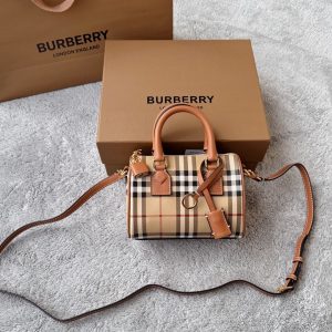 Bolso Burberry Boston Mini Réplica 1:1 de Lujo con Cuero Legítimo y Acabados Premium 1154316216 - front view