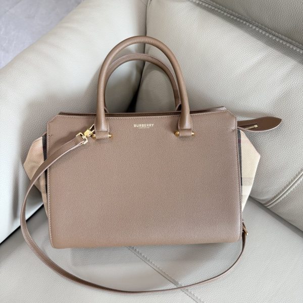 Bolso Burberry de Alta Gama: Réplica 1:1 de Calidad Espejo con Cuero Legítimo 1155194188 - front view