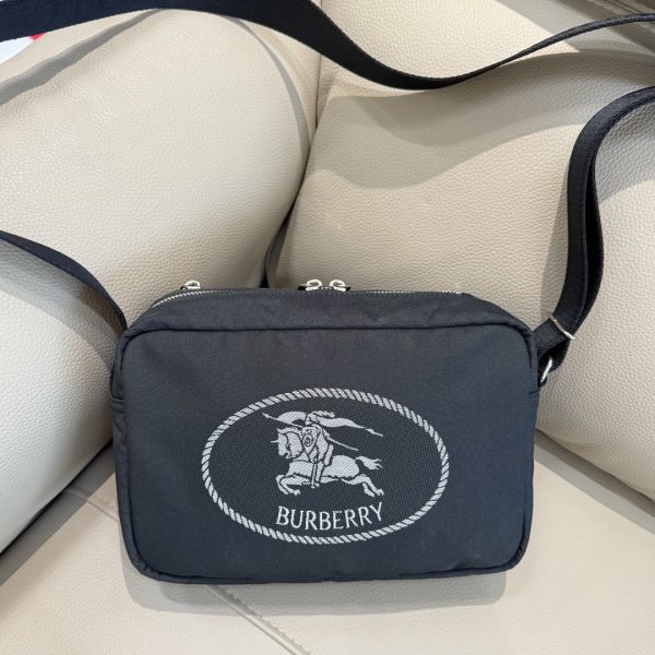 Burberry: Réplica 1:1 del Bolso Bandolera con Insignia EKD, Envío Rápido 1155193915 - front view